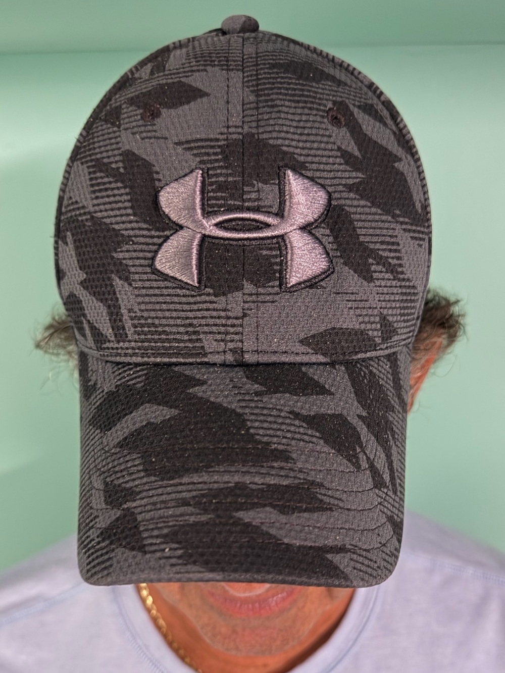 UNDER ARMOUR PRINTED BLITZING GRAY/BLACK CAMOUFLAGE STRETCH FIT CAP SIZE MD/LG